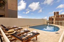 Outdoor Swimming Pool - Macleay Serviced Apartments 