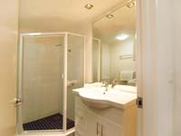 Bathroom - Oaks Goldsbrough Apartment Hotel