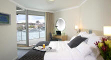 Quay Grand Suites - Bedroom overlooking Sydney Harbour