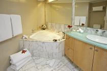 One Bedroom Bathroom with Spa Quay Grand Suites